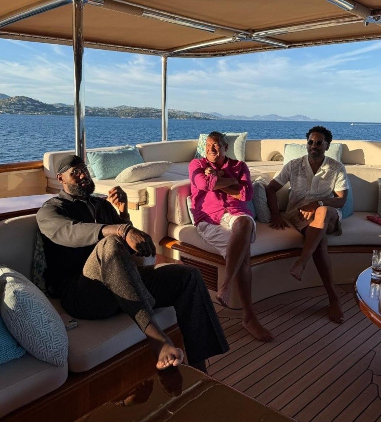 杰弗森调侃詹姆斯与约基奇经纪人合照：无关联手 他就想吊你胃口