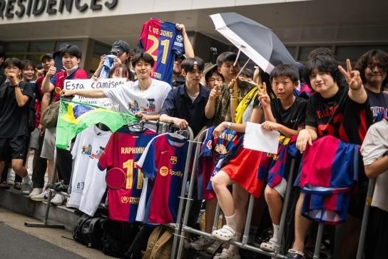 世体：大邱球迷热烈迎接巴萨，约百人在酒店外守候