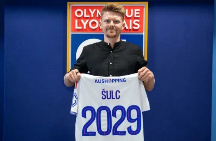 官方：里昂和捷克中场苏尔克签约四年，转会费750万欧+250万奖金