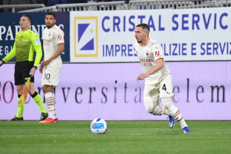 跟队记者：米兰想未来几天内出售本纳塞尔和阿德利，希望永久转会