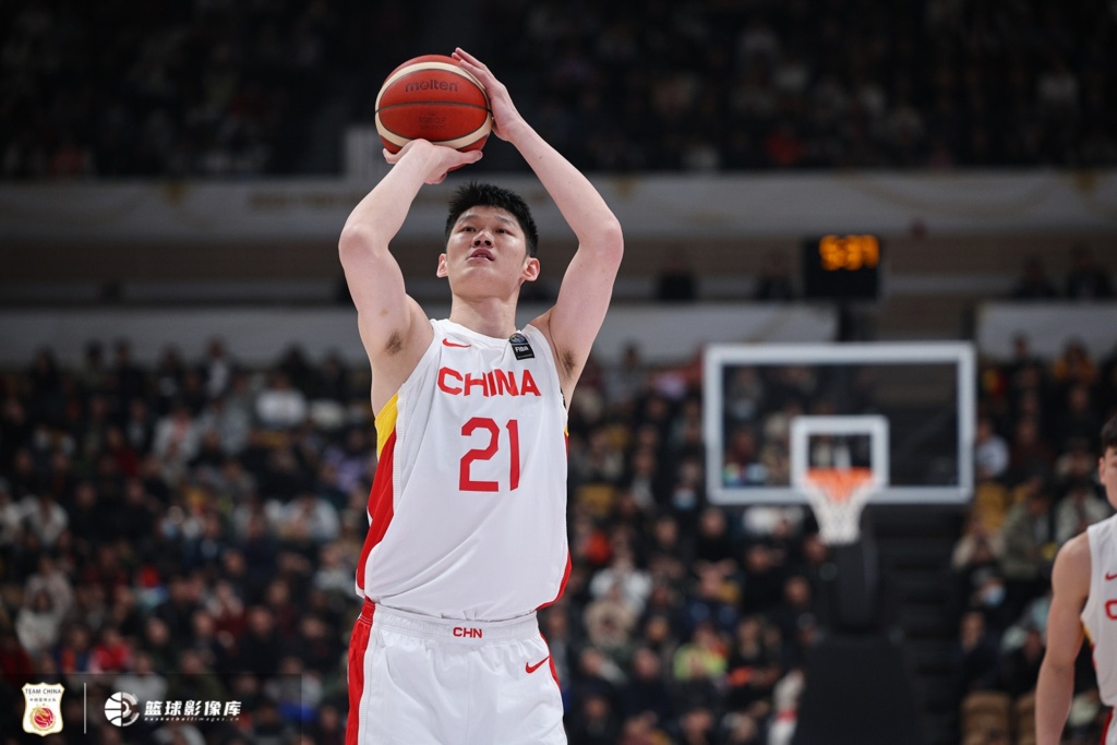 血染赛场！媒体人：胡金秋接力巩晓彬 锋线抗韩精神一脉相承