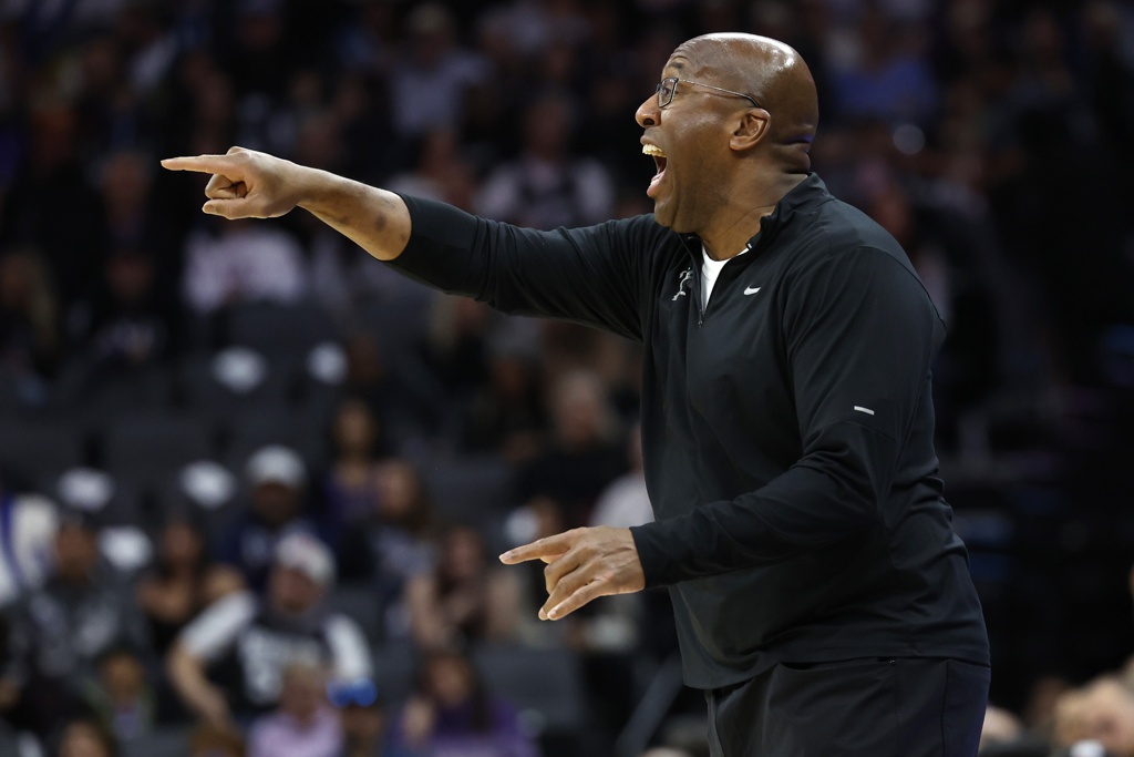 削弱布伦森父亲角色！美记：迈克-布朗寻找首席助教的进展不顺利