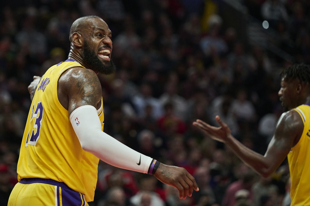 老詹没联系艾顿？皮尔斯：他马上退役了 发了一辈子短信他累了