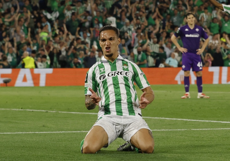 镜报：安东尼只想去贝蒂斯&愿意大幅降薪 曼联坚持3000万镑要价