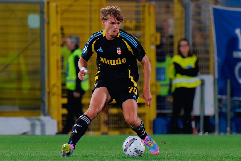 TA：热刺有意尼科-帕斯补强中场，不过科莫无意放人