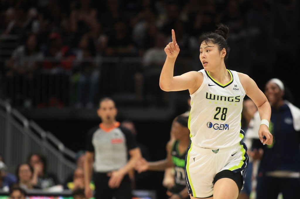 媒体人：李月汝膝盖旧伤处被压到 坚持不住请求下场 明天做核磁