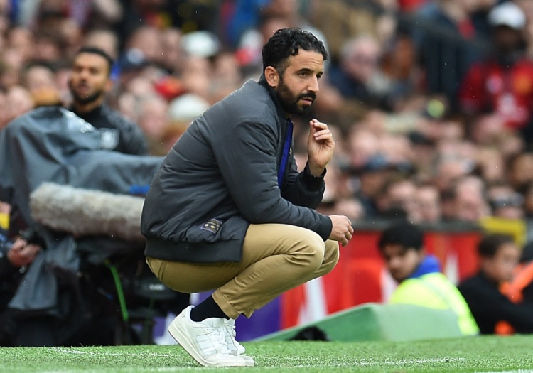 记者：阿莫林若坚持343将丢掉工作，我认为他会在圣诞节前下课