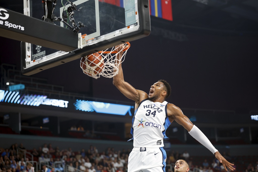 变态效率~字母哥欧锦赛场均28.8分钟轰30分9.8板4助 命中率72.5%