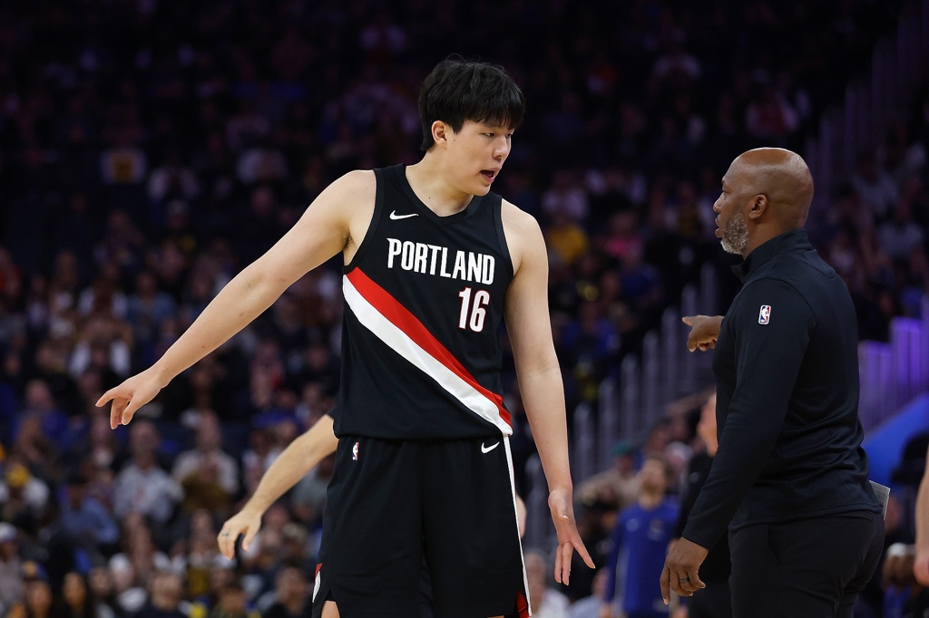 能看得出比卢普斯对杨瀚森的期待 但前者也知道这需要时间和过程